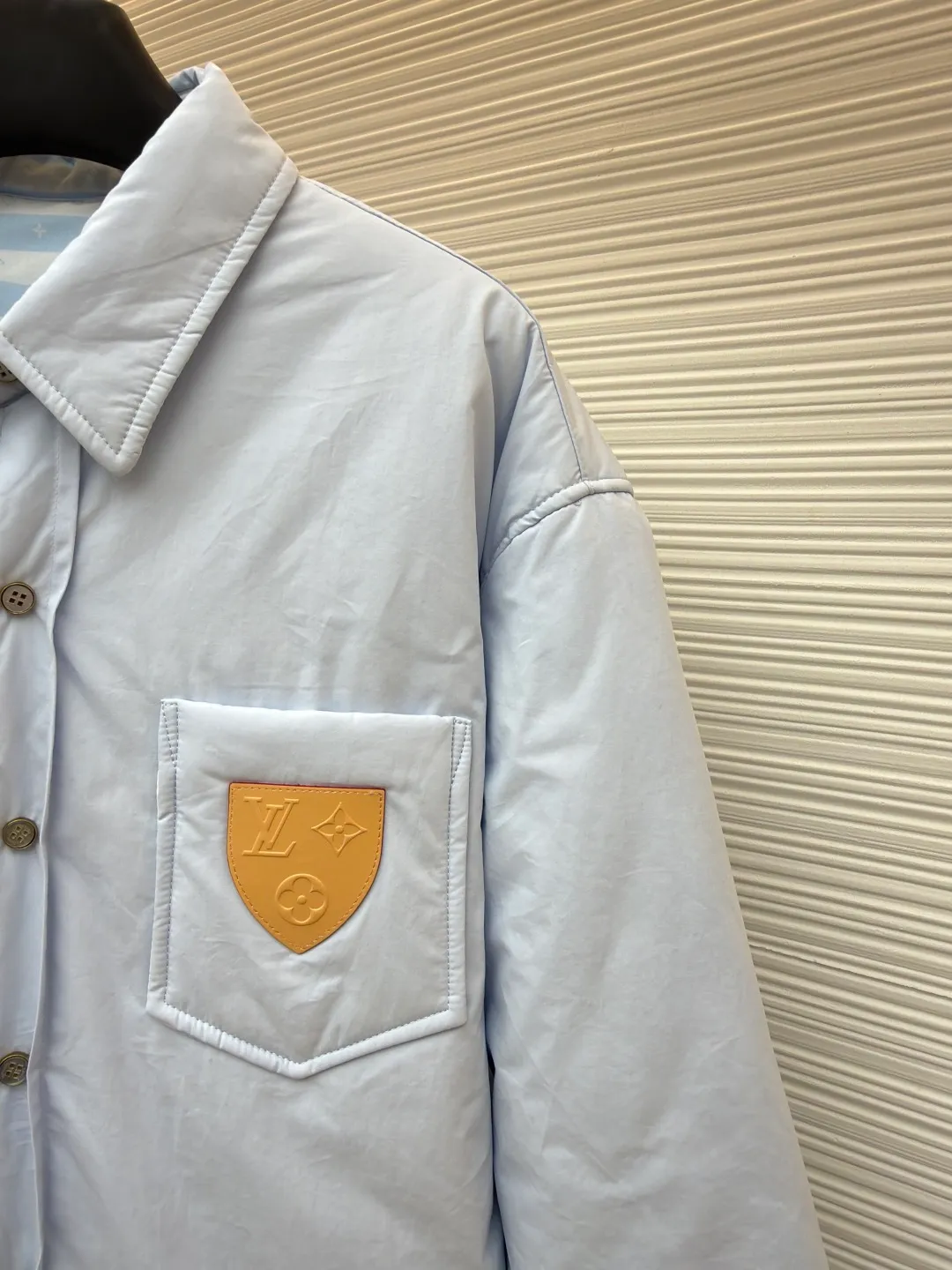 LOUIS VUITTON SKI Ski Series Lightly padded cotton long-sleeved cotton jacket ●Original version: Purchased and developed by 22889 ●Item number: 1682102-B25 ●Fabric: 100% cotton fabric ●Technology: Positioned cutting machine ●Color: blue ●Version: fitted version ●Weight: about 810 grams ●Size: S-M-L-XL ●Description: This Louis Vuitton shirt-style jacket is made of high-count combed cotton blend fabric. It has been pre-washed and treated with water to achieve a soft and skin-friendly feel, while also giving the fabric anti-wrinkle and easy care properties. The body of the garment is filled with a thin layer of warm cotton using quilting technology. The stitches are fine and even and arranged in a regular rhombus pattern, which not only ensures warmth but also prevents cotton batting from clumping and shifting. The front pocket is inlaid with a first-layer cowhide embossed badge. The LV classic logo is combined with the shield-shaped outline and is made through a heat-pressing shaping process. The edges are polished smooth and burr-free. The placket uses natural horn buttons, which are double-fastened with metal snaps to increase durability. The shoulders and side seams use hemming stitching technology, and the lines are neatly and symmetrically routed. The overall cut is a loose shirt silhouette, and every splicing is precisely aligned, showing the brand's exquisite clothing craftsmanship and details. The overall wiring is straight and delicate, the fabric is comfortable and soft, and the color is consistent without color difference. It can be matched with the same style to create a fashionable look and control various occasions. Customized accessories, complete with three standards, same style for men and women!